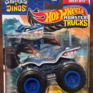 Hot Wheels Great Bite 1:64 Diecast Monster Truck - Sharks VS Dinos